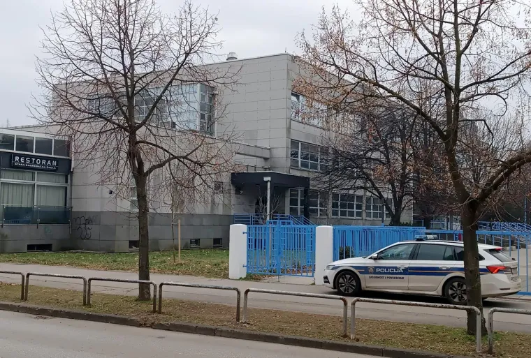 Zagreb: Policija ispred Ugostiteljsko-turističkog učilišta u Kombolovoj ulici zbog dojave o bombi 