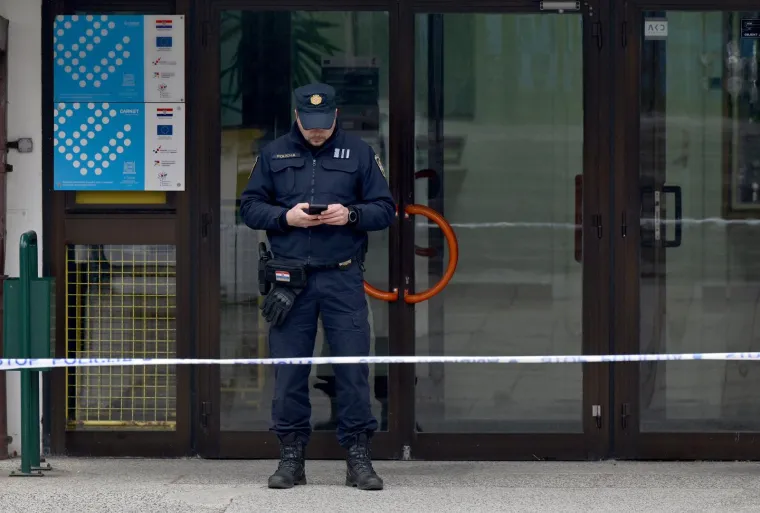 Zagreb: Policija ispred Prirodoslovne škole Vladimira Preloga zbog dojave o bombi 
