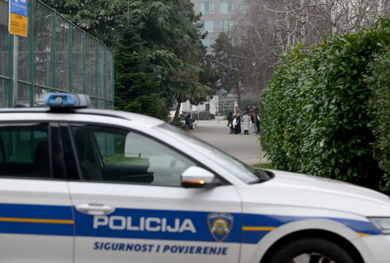 Zagreb: Policija ispred Prirodoslovne škole Vladimira Preloga zbog dojave o bombi 