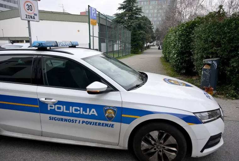 Zagreb: Policija ispred Prirodoslovne škole Vladimira Preloga zbog dojave o bombi 