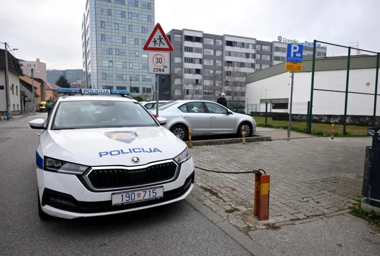 Zagreb: Policija ispred Prirodoslovne škole Vladimira Preloga zbog dojave o bombi 