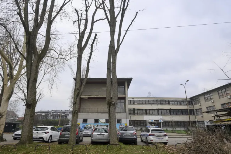 Zagreb: Policija ispred Elektrotehničke i Strojarsko tehničke škole u Voltinom 