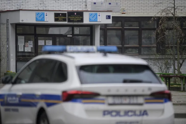Zagreb: Policija ispred Elektrotehničke i Strojarsko tehničke škole u Voltinom 
