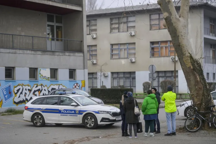 Zagreb: Policija ispred Elektrotehničke i Strojarsko tehničke škole u Voltinom 