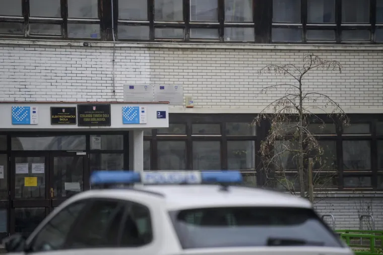 Zagreb: Policija ispred Elektrotehničke i Strojarsko tehničke škole u Voltinom 