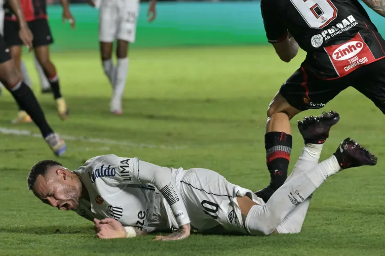 Vatreno krštenje za Neymara. U jednom od prvih dodira s loptom pogođen je u nezgodno mjesto. Ipak, Brazilac je puno poznatiji po simuliranju...