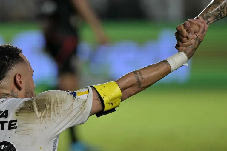 Činjenice pokazuju da je Neymar doista jedan od najviše fauliranih igrača u povijesti nogometa. Na Svjetskom prvenstvu 2018. godine bio je daleko najfauliraniji igrač turnira, a slična statistika prati ga i u klupskom nogometu.