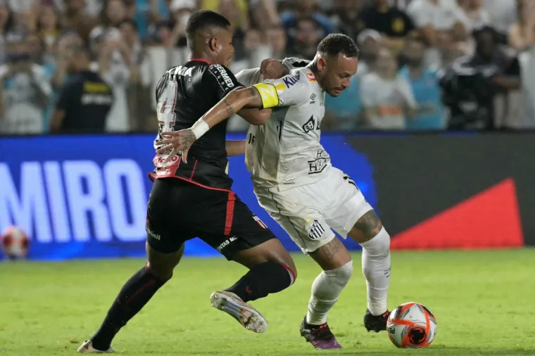 Najveći glumac u svijetu nogometa nije zaboravio padati: U Santosu je dobio u 'nezgodno mjesto'