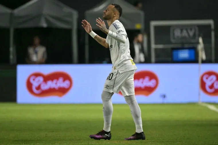 Najveći glumac u svijetu nogometa nije zaboravio padati: U Santosu je dobio u 'nezgodno mjesto'