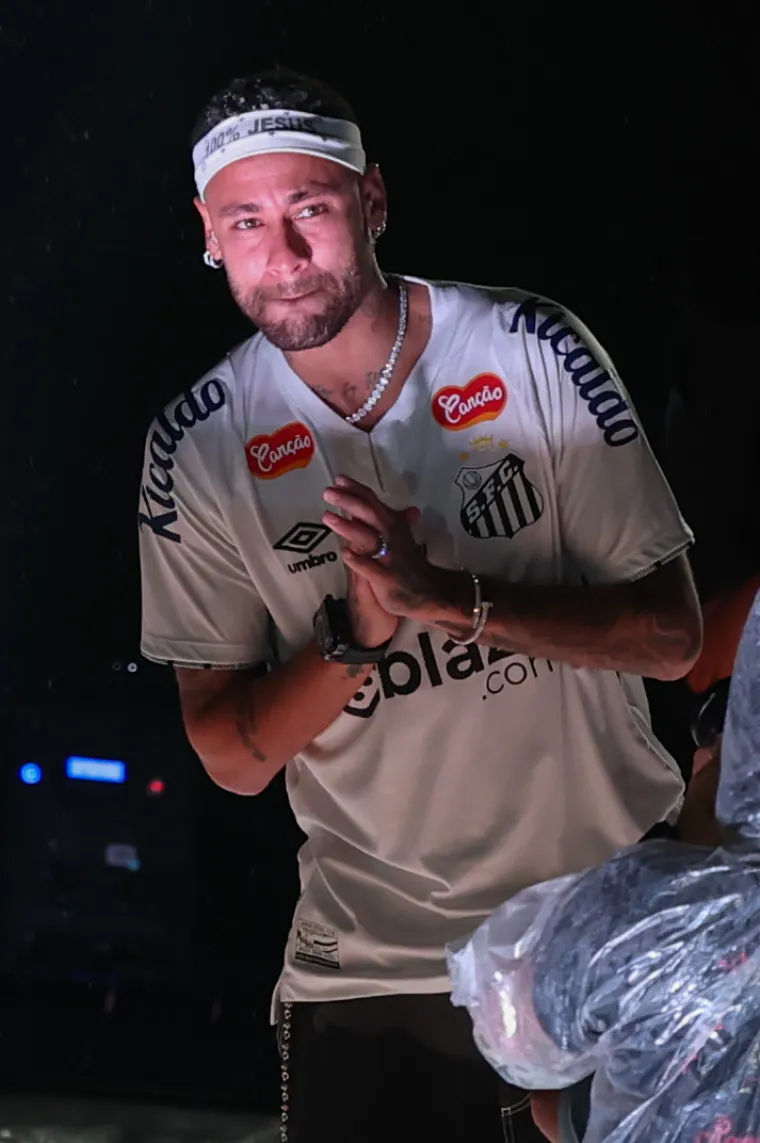 Brazil je gorio na njegovome predstavljanju. Pun stadion navijača dočekalo je svojega heroja. Atmosfera je bila toliko nevjerojatna da je dirnula i Brazilca u srce. Neymar nije mogao suspregnuti emocije, a onda su potekle i brojen suze.