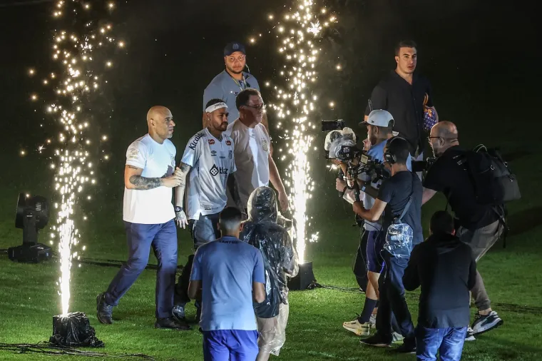 U prvoj momčadi Santosa Neymar je debitirao u ožujku 2009. sa 17 godina. Četiri godine kasnije preselio je u Barcelonu, igao je i PSG, te Al Hilal.