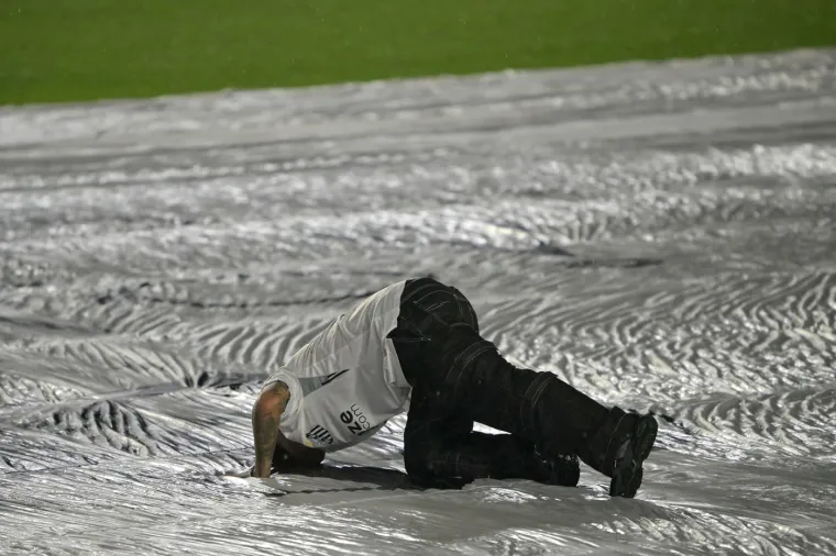 "Ljudi, čini mi se kao da se vraćam u pro&scaron;lost. Moja obitelj i prijatelji već znaju moju odluku. Potpisat ću ugovor za Santos, želim zahvaliti navijačima iz cijelog svijeta. Pro&scaron;lo je skoro 12 godina otkako sam napustio najpoznatije "selo" na svijetu. A čini se kao da je bilo jučer. Moji osjećaji prema klubu i navijačima nikada se nisu promijenili," kazao je Neymar u najavi svog povratka.