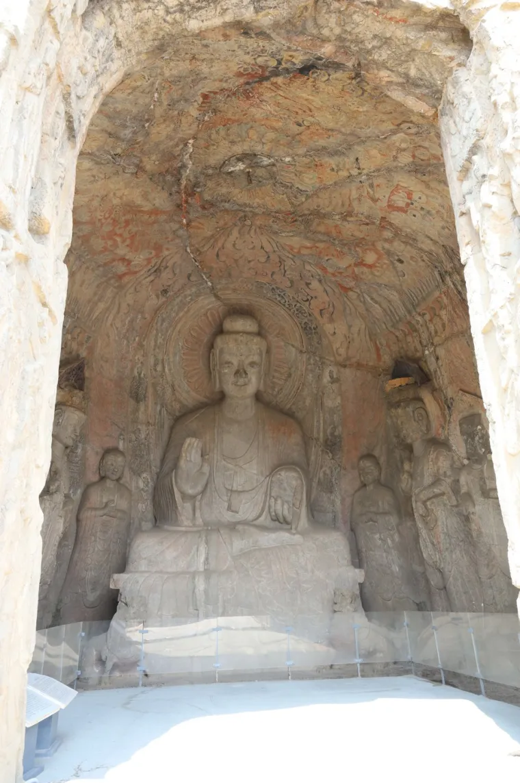Longmen se sastoji od preko 2300 špilja i niša te ima više od 110.000 budističkih kamenih statua, 60 pagoda i 2800 natpisa. Kipovi dramatično variraju u veličini, od malih od dva centimetra do veličanstvenih poput 17 metara visokog Vairocana Bude.