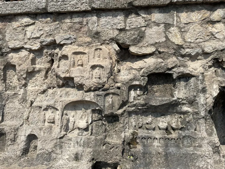 Kipovi Buddhe, Bodhisattva, nebeskih bića i čuvara predstavljaju različite aspekte budističkih učenja i kozmologije.