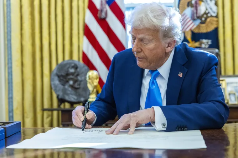 U Ovalnom uredu, na stolu iza Trumpa nalazi se, ni manje ni više nego trofej namijenjen osvajaču Svjetskog prvenstva.