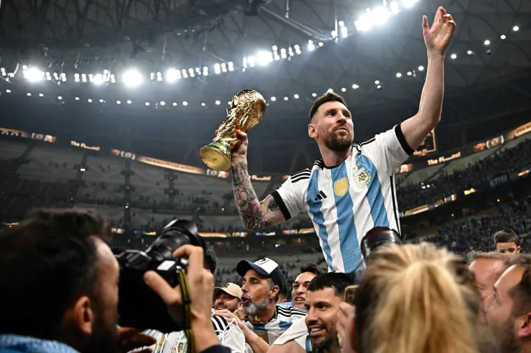Trofej je posljednji podigao Lionel Messi, koji je 2022. osvojio Mundijal u Kataru s reprezentacijom Argentine.