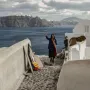 Santorini je jedno od najposjećenijih turističkih odredišta u Grčkoj, no budući da sezona još nije u punom jeku, većinu evakuiranih čine lokalni stanovnici i sezonski radnici. 