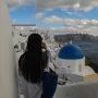 Mnogi putnici ostali su u luci Santorinija čekajući hitne trajektne linije, jer brojne obitelji nastoje što prije napustiti otok.