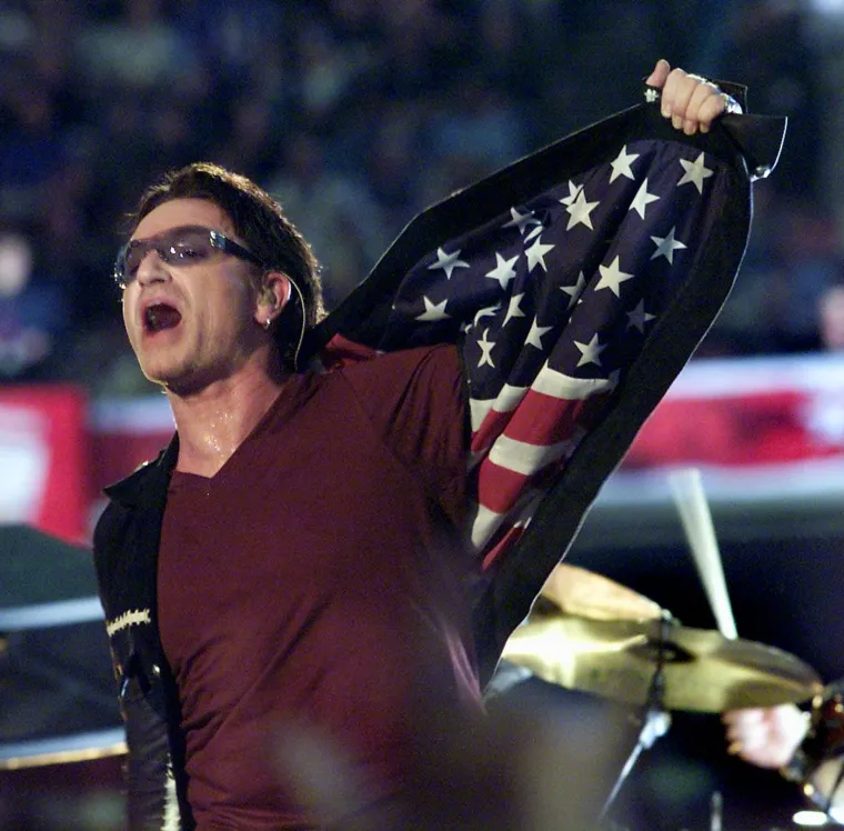 Pjevač Bono iz rock grupe U2 je 2002. godine na Super Bowlu održao emotivan nastup u čast žrtvama terorističkih napada 11. rujna, tijekom kojeg je poslao bitnu poruku nade i jedinstva uz izvedbu svoje pjesme &quot;Where the Streets Have No Name&quot;.