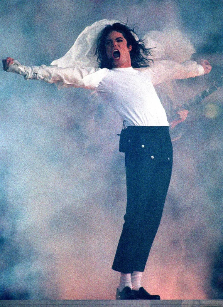 Michael Jackson je 1993. godine održao jedan od najlegendarnijih nastupa u povijesti Super Bowla, donoseći nezaboravne hitove poput &quot;Billie Jean&quot; i &quot;Black or White&quot;.