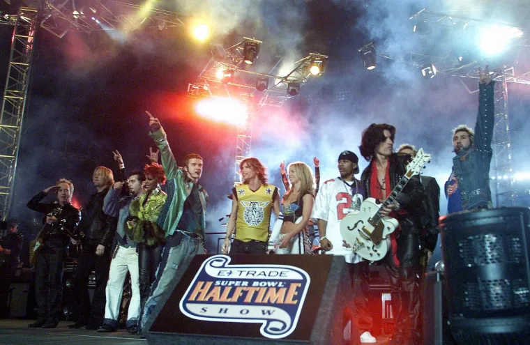 Na Super Bowlu 2001. godine, Britney Spears, zajedno s Aerosmithom, Nellyjem i Mary J. Blige, izvela je spektakularni nastup koji je spojio pop, rock, hip-hop i R&amp;B, ostavljajući nezaboravan dojam na publiku.