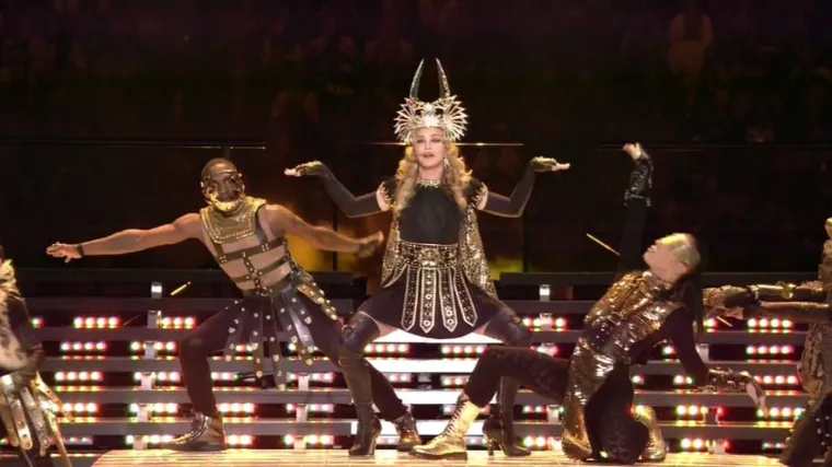 Također, Madonna je još 2012. pokazala zašto je kraljica popa, uvevši elemente rimskog carstva u svoju izvedbu.