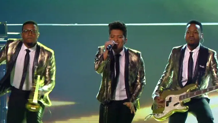 Bruno Mars i Red Hot Chili Peppers 2014. godine donijeli su eksploziju energije, spajajući funk, rock i pop u nezaboravan show koji je dodatno podigao ljestvicu za buduće nastupe.