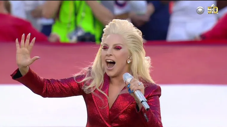 Na Super Bowlu 2016. godine Lady Gaga je impresionirala publiku moćnom izvedbom američke himne The Star-Spangled Banner.