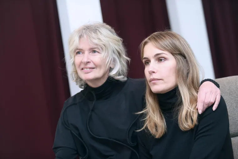  Iako se povukla iz javnog života, i dalje je aktivna u modnoj industriji kao modni agent i vlasnica vlastite agencije.