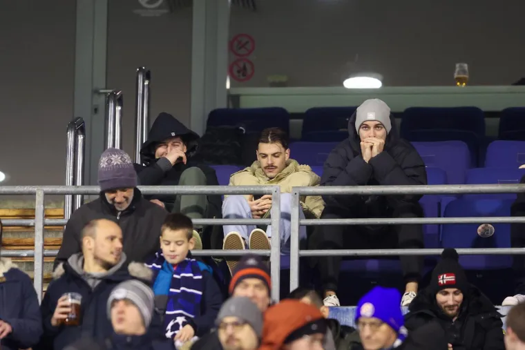 Utakmicu na Maksimiru gledali su iz lože  Zvonimir Srna, Luka Lovre Klarica, Filip Glava&scaron; i Ivano Pavlović, članovi hrvatske rukometne reprezentacije koja je osvojila srebro na Svjetskom prvenstvu 2025.