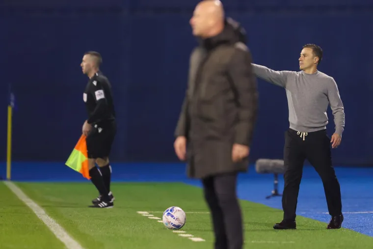 U jednom trenutku je skinuo jaknu, valjda mu je postalo vruće od silnog gestikuliranja