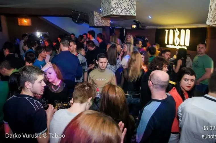 S DJ pulta su odjekivali Pitbull, Shakira, Rihanna i David Guetta, dok su domaći hitovi Severine, Joleta, Magazina i Jelene Rozge okupljali ekipu na plesnom podiju i stvarali atmosferu za pamćenje.