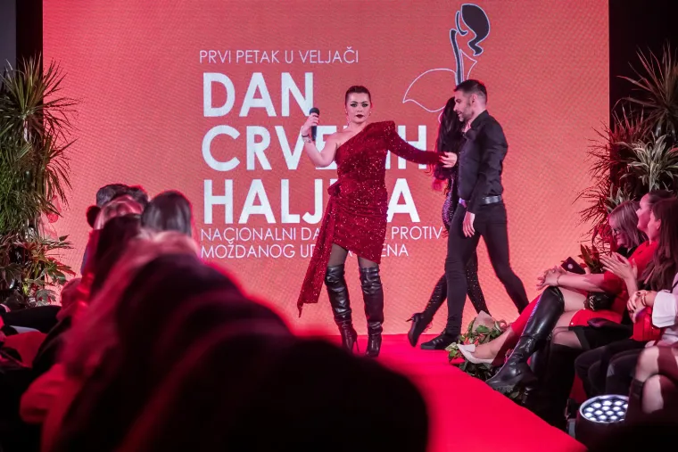 Poznate dame zablistale u dizajnerskim haljinama, razlog je baš jako važan!