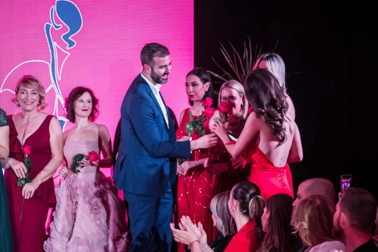 Poznate dame zablistale u dizajnerskim haljinama, razlog je ba&scaron; jako važan!