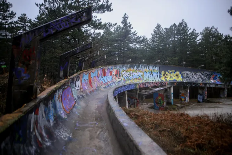 Danas je sve to zapušteno, a mnogi objekti postali su izložni primjerci za lokalne grafitti majstore kao što je i primjer ove bob staze