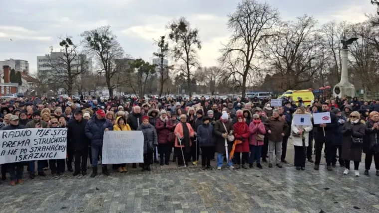 Prosvjednici na Trgu Republike u Čakovcu unatoč lošem vremenu, okupili su se u znak nezadovoljstva zbog trenutne situacije u Općoj bolnici Čakovec. 