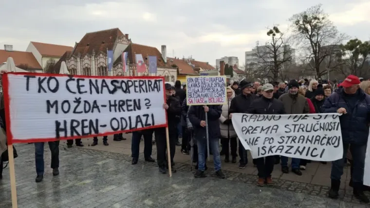 Plakati i transparenti s porukama protiv političkog utjecaja na bolnice bili su vidljivi među okupljenima.