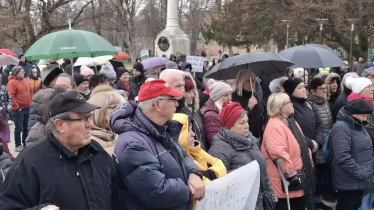 Jedan od najistaknutijih povika bio je &quot;Dosta je političkog terora!&quot;, te je to odzvanjalo trgom.