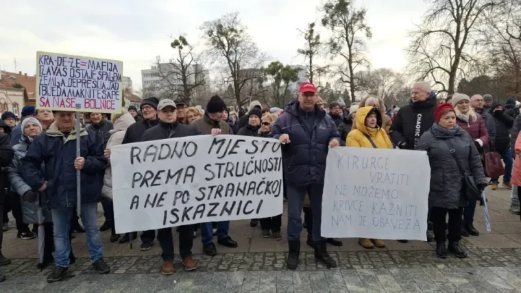 Građani i bivši zaposlenici bolnice dijelili su nezadovoljstvo zbog trenutnog ravnateljstva i stanja u zdravstvenim ustanovama.