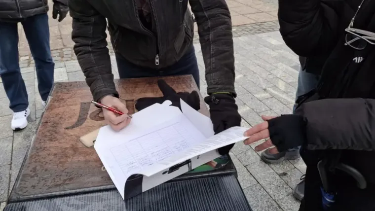 U Čakovcu je osim prosvjeda započelo i potpisivanje peticije kojom građani traže smjenu uprave Županijske bolnice Čakovec. 