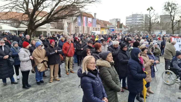 U Međimurju se opet prosvjeduje: Prepun trg traži smjenu ravnatelja bolnice, podržali ih političari