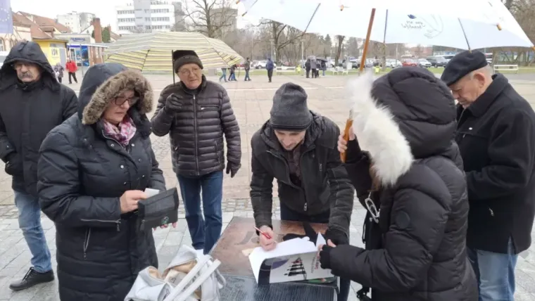 U Međimurju se opet prosvjeduje: Prepun trg traži smjenu ravnatelja bolnice, podržali ih političari