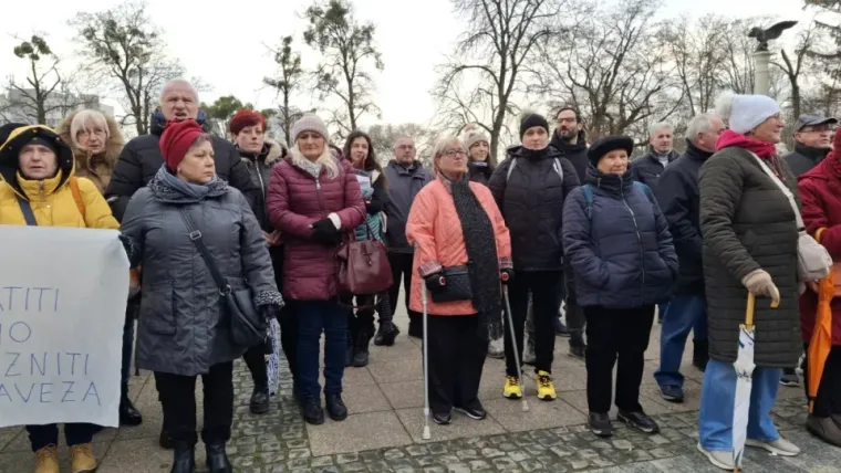 U Međimurju se opet prosvjeduje: Prepun trg traži smjenu ravnatelja bolnice, podržali ih političari