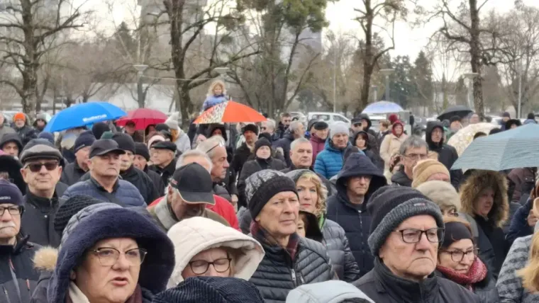 U Međimurju se opet prosvjeduje: Prepun trg traži smjenu ravnatelja bolnice, podržali ih političari