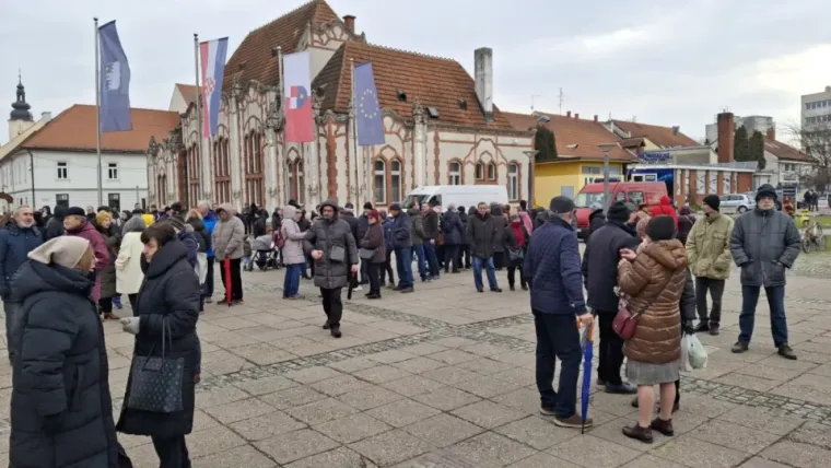 U Međimurju se opet prosvjeduje: Prepun trg traži smjenu ravnatelja bolnice, podržali ih političari