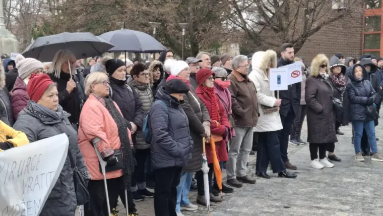 U Međimurju se opet prosvjeduje: Prepun trg traži smjenu ravnatelja bolnice, podržali ih političari