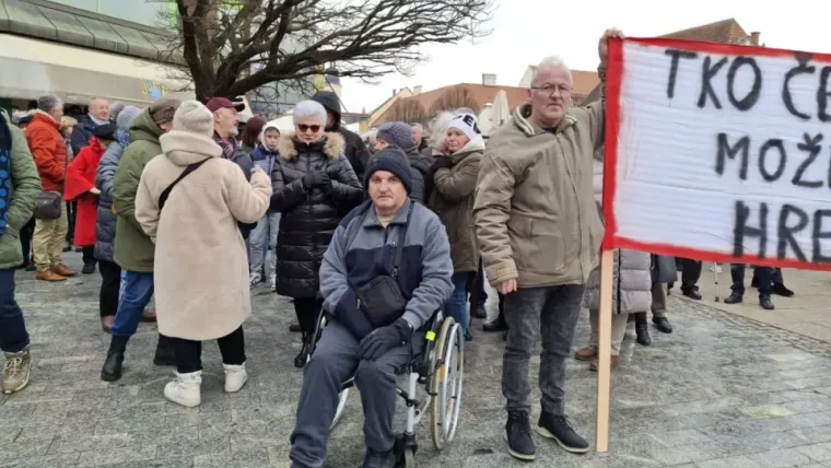 U Međimurju se opet prosvjeduje: Prepun trg traži smjenu ravnatelja bolnice, podržali ih političari