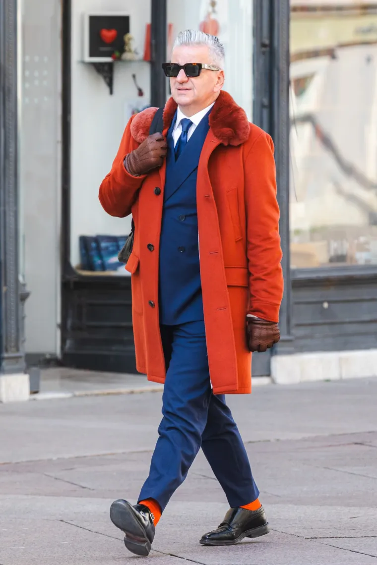 Muškarac u plavom odijelu i crvenom kaputu, i s crvenim čarapama koje su upotpunile njegov outfit, svojim kombinacijama boja i elegancijom donio je svježinu i vedrinu na Korzo.