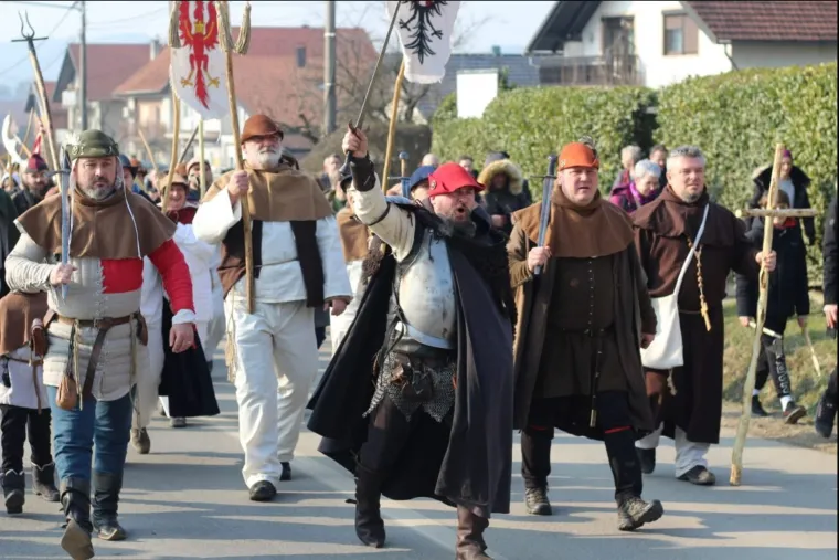 Program je započeo u jutarnjim satima u centru grada Donje Stubice u Parku Jure Stubičanca uz srednjovjekovni sajam, žonglere, animatore, glazbeni program, atraktivne nagradne igre i odličnu ponudu OPG-ova, sve je bilo &apos;zapakirano&apos; u srednjovjekovni štih.