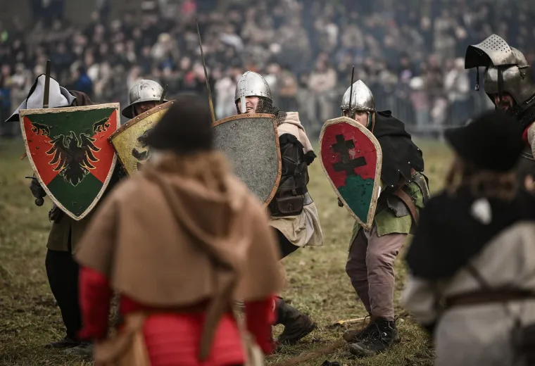 Nakon toga uslijedio je u koloni pokret prema Stubičkom Golubovcu gdje je uslijedilo uprizorenje bitke. Uz članove Družbe vitezova Zlatnog Kaleža sudjelovale su i druge udruge iz Hrvatske te inozemstva.